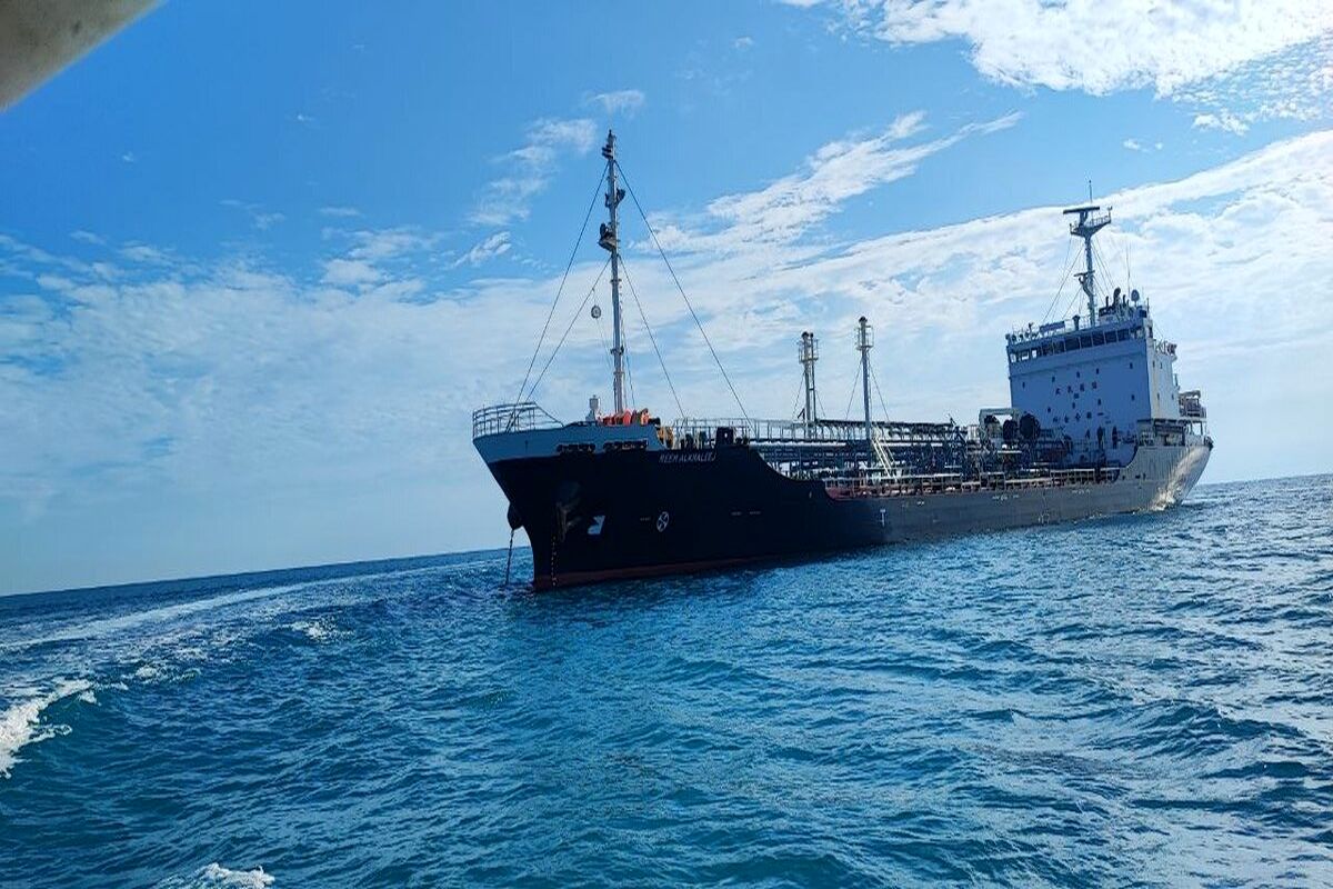 جزئیات توقیف نفتکش خارجی حامل ۴ میلیون لیتر سوخت قاچاق در آب‌های خلیج فارس/ رئیس کل دادگستری هرمزگان: ارزش کشتی توقیف شده و محموله آن حدود ۷۰۰ میلیارد تومان است/ ویدئو