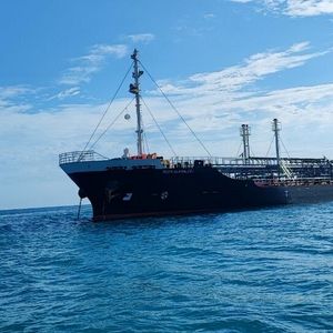 جزئیات توقیف نفتکش خارجی حامل ۴ میلیون لیتر سوخت قاچاق در آب‌های خلیج فارس/ رئیس کل دادگستری هرمزگان: ارزش کشتی توقیف شده و محموله آن حدود ۷۰۰ میلیارد تومان است/ ویدئو