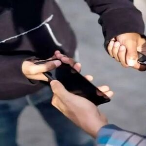 لحظه سرقت موبایل زن جوان مشهدی در کمتر از چند ثانیه/ ویدئو