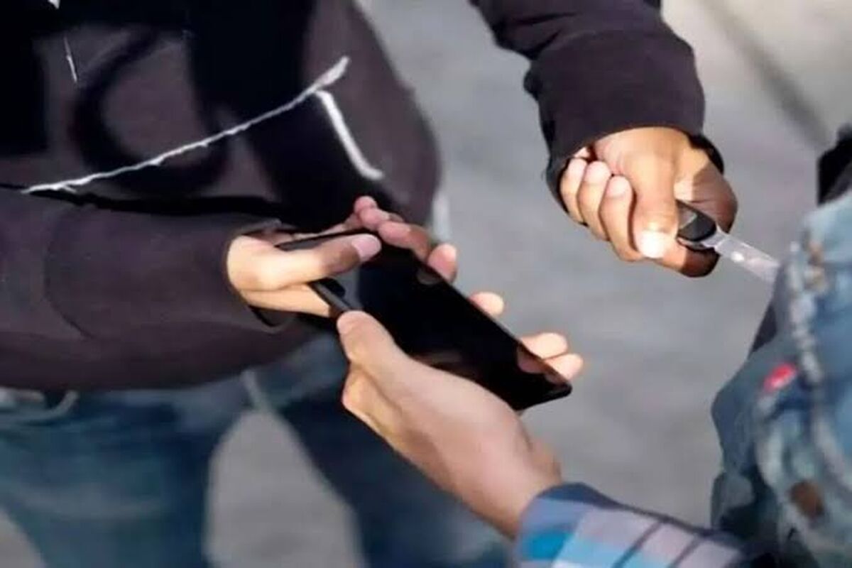 لحظه سرقت موبایل زن جوان مشهدی در کمتر از چند ثانیه/ ویدئو