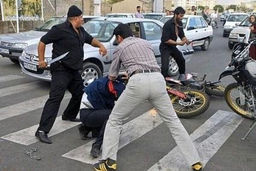 اراذل و اوباشی که به دنبال نزاع خیابان می‌گردند/حمله چند اراذل و اوباش قمه به دست به یک شهروند / ویدئو