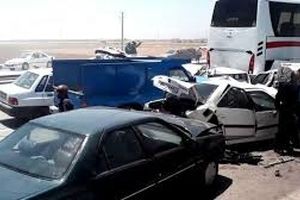 تصادف زنجیره‌ای وحشتناک 4خودرو در کاشان/ 7 نفر راهی بیمارستان شدند