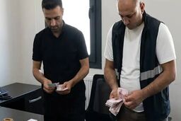 لحظه بازداشت گدای ایرانی در ترکیه با بیش از 60 هزار لیر پول نقد/ ویدئو
