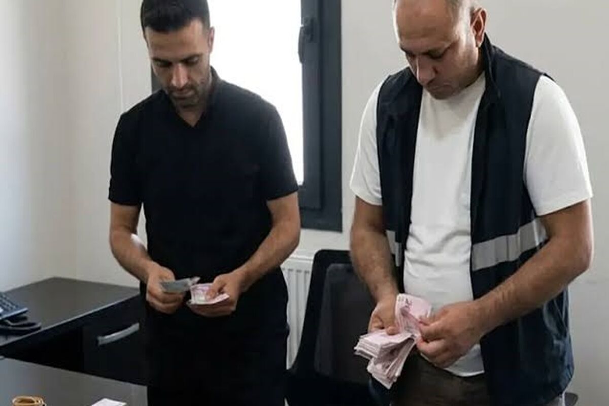 لحظه بازداشت گدای ایرانی در ترکیه با بیش از 60 هزار لیر پول نقد/ ویدئو