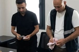 لحظه بازداشت گدای ایرانی در ترکیه با بیش از 60 هزار لیر پول نقد/ ویدئو