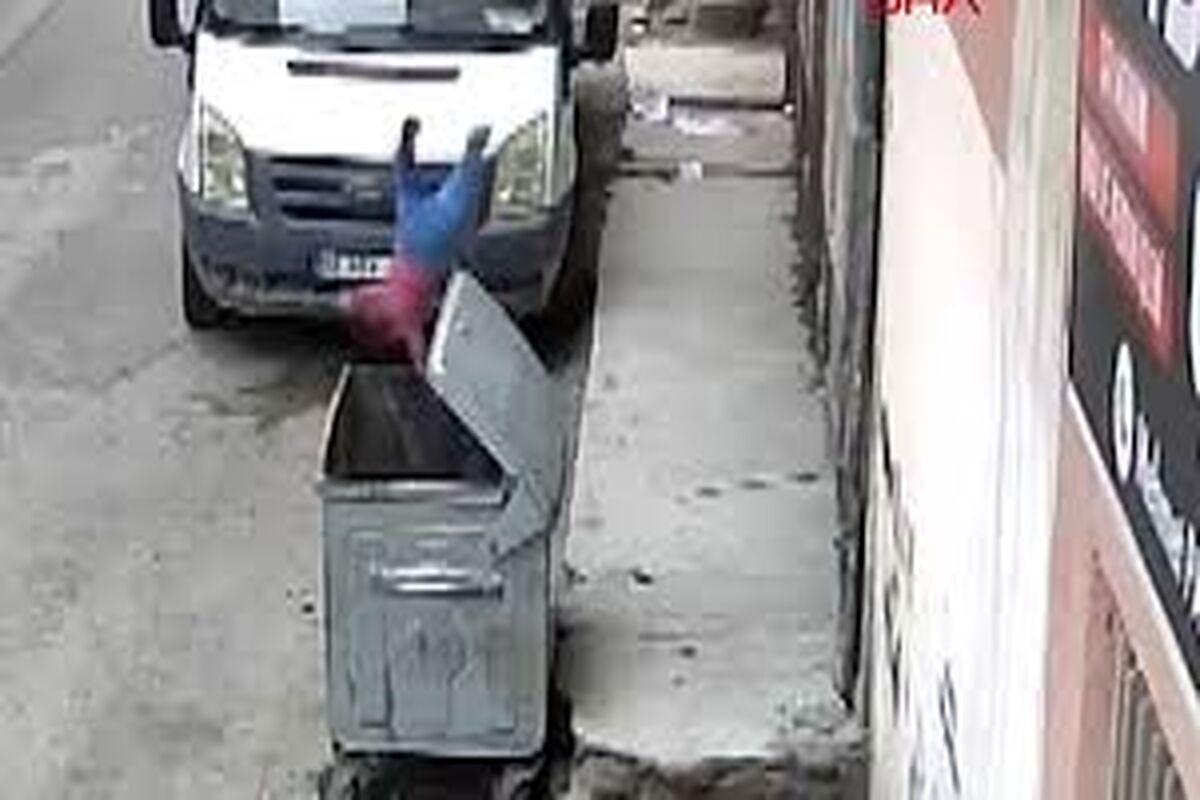 کودک ۲ ساله سوری به سطل آشغال سقوط کرد و سالم ماند/ ویدئو