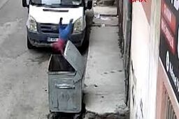 کودک ۲ ساله سوری به سطل آشغال سقوط کرد و سالم ماند/ ویدئو