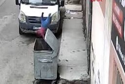 کودک ۲ ساله سوری به سطل آشغال سقوط کرد و سالم ماند/ ویدئو