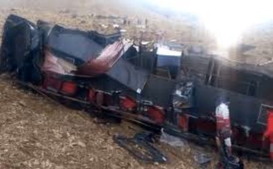 واژگونی اتوبوس مسافربری تهران–یاسوج در محور سمیرم با ۳ کشته و ۱۵ مصدوم/ ویدئو