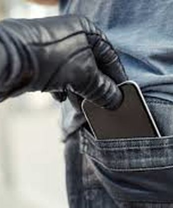 لحظه سرقت موبایل دختر جوان در عرض چند ثانیه/ ویدئو 