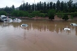 گفتگو با جوان مشهدی که هنگام سیل داخل ماشین محبوس شده بود/ ویدئو