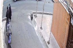 تصاویری دلهره‌آور از حمله زورگیر به زنان: به نظر سارق یک نفر است/ ویدئو