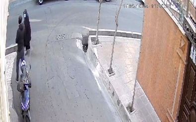 تصاویری دلهره‌آور از حمله زورگیر به زنان: به نظر سارق یک نفر است/ ویدئو