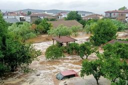  این‌بار سیل، زندگی یونانی‌ها را مختل کرد