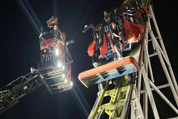 حادثه وحشتناک در شهربازی تهران / مردم 4 ساعت معلق در هوا ماندند/ ویدئو