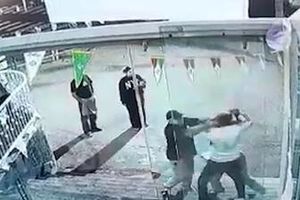 دختر خرابکاری که روز گذشته قصد داشت مسجدی را به آتش بکشد، ناکام ماند/ ویدئو 