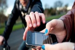 قاپیدن گوشی دختر جوان در روز روشن پایتخت/ ویدئو