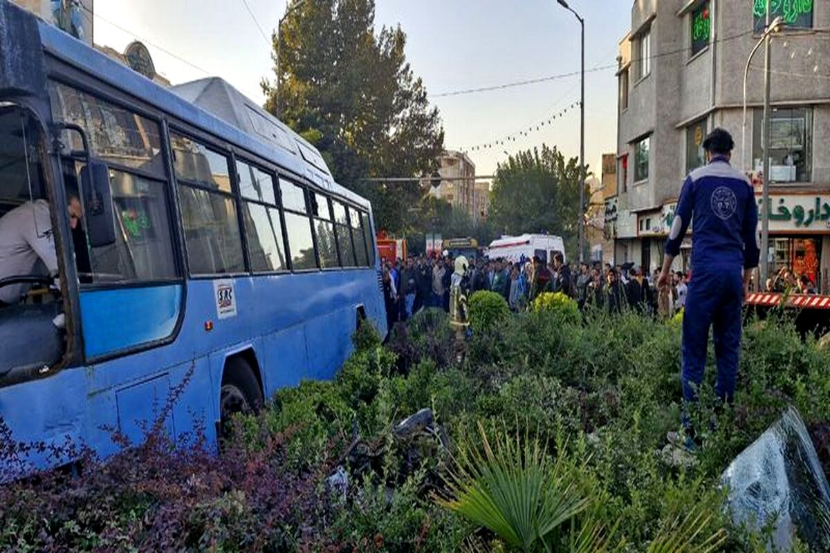 برخورد اتوبوس شهری با ساختمان در خیابان جمهوری تهران/ ۷ نفر مصدوم شدند