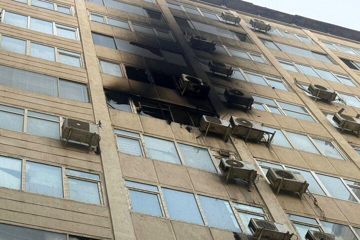  آتش‌سوزی در ساختمان آلومینیوم در خیابان جمهوری/ خوشبختانه حادثه تلفات جانی و مصدوم نداشت/ ویدئو