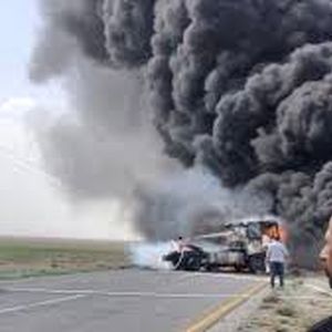 لحظه آتش سوزی امروز تریلی در جاده فریمان/ ویدئو