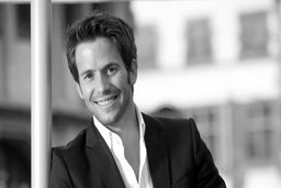 لحظه هولناک سقوط هواپیمای بازیگر مشهور/ ویدئو