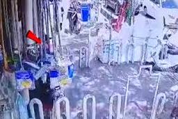 لحظه سرقت ۳ ثانیه گردنبند زن میانسال در خیابان مولوی تهران/ ویدئو