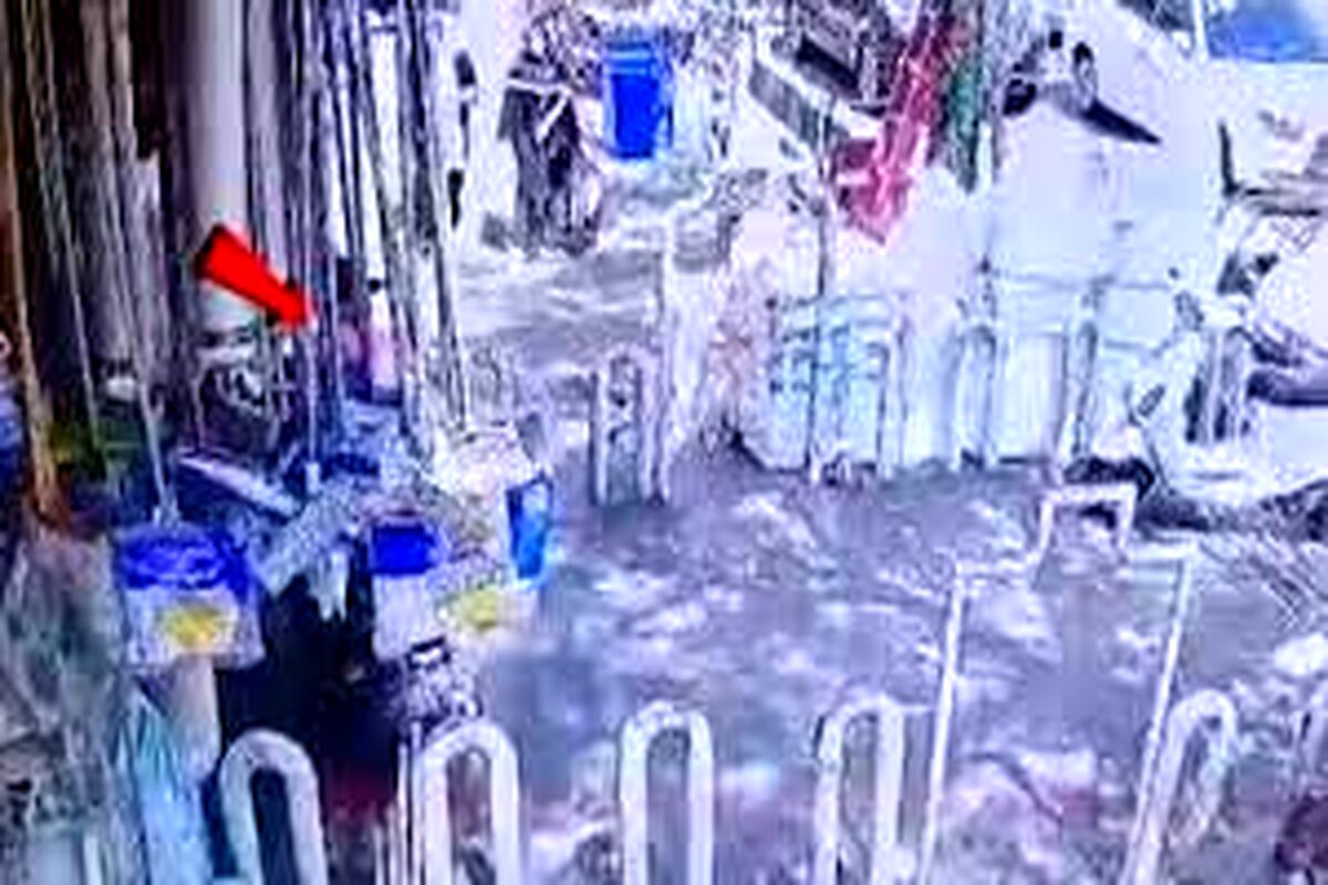 لحظه سرقت ۳ ثانیه گردنبند زن میانسال در خیابان مولوی تهران/ ویدئو