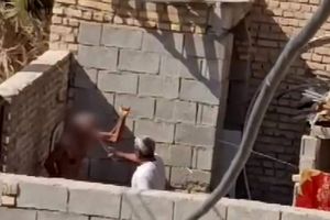 صحنه کتک زدن پدر آبادانی توسط پسر ناخلفش/ ویدئو
