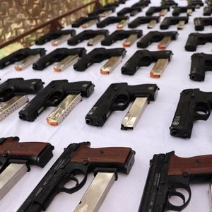 جزییات پرونده باند قاچاق و فروش غیرمجاز اسلحه جنگی در تهران/ ویدئو