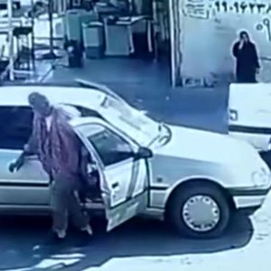 لحظه سرقت مسلحانه از طلافروشی در خیابان معلم رودان هرمزگان/ ویدئو
