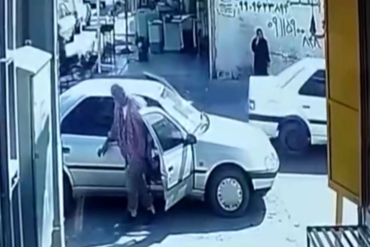 لحظه سرقت مسلحانه از طلافروشی در خیابان معلم رودان هرمزگان/ ویدئو