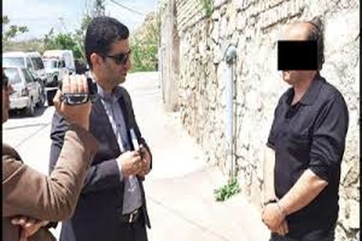 عکس لحظه بیرون کشیدن جسد از گودالی در باغ/ خالکوبی اسم محبوبه روی گردن قاتل شوهر این زن مشهدی