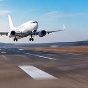 سقوط چرخ هواپیمای هنگام برخاستن از فرودگاه/ ویدئو 