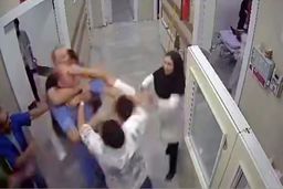 شب گذشته در درمانگاه شهریار، همراهان یک بیمار با پزشک و پرسنل این درمانگاه درگیر شدند/ ویدئو
