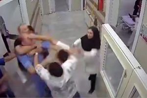 شب گذشته در درمانگاه شهریار، همراهان یک بیمار با پزشک و پرسنل این درمانگاه درگیر شدند/ ویدئو