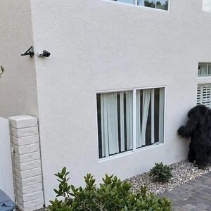 حرکت عجیب یک سارق برای فرار از دست پلیس/ ویدئو