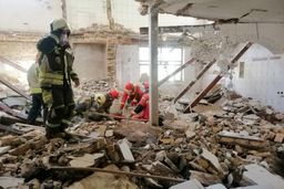 ریزش سقف خانه روی سر پسر نوجوان