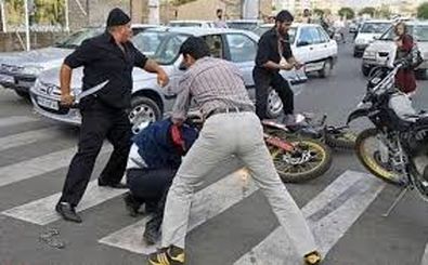 درگیری اراذل اوباش با یک سرباز و یک مامور/ ویدئو