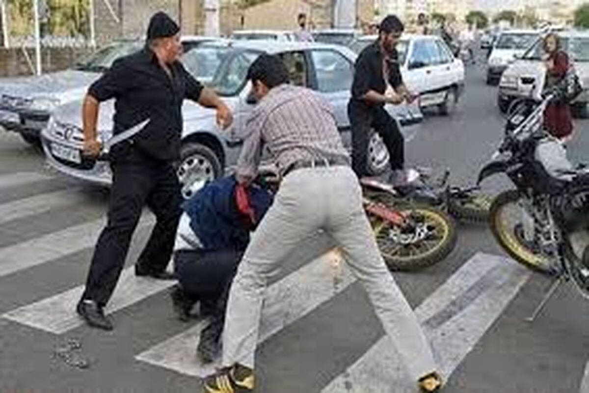 درگیری اراذل اوباش با یک سرباز و یک مامور/ ویدئو