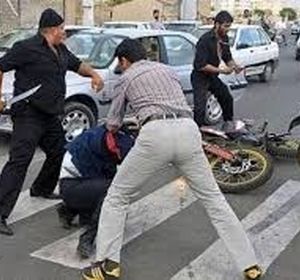 درگیری اراذل اوباش با یک سرباز و یک مامور/ ویدئو