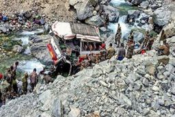 سقوط مرگبار اتوبوس به دره در افغانستان/ ۱۷ زن و مرد کشته شدند