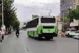 نوجوانی پشت فرمان اتوبوس شهری در کرمان نشست و حادثه‌ آفرید/ ویدئو