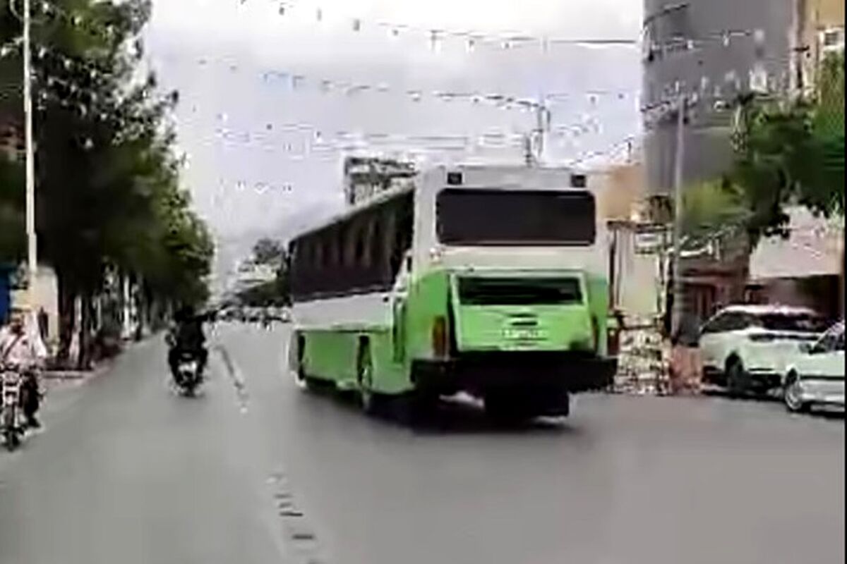نوجوانی پشت فرمان اتوبوس شهری در کرمان نشست و حادثه‌ آفرید/ ویدئو