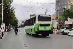 نوجوانی پشت فرمان اتوبوس شهری در کرمان نشست و حادثه‌ آفرید/ ویدئو