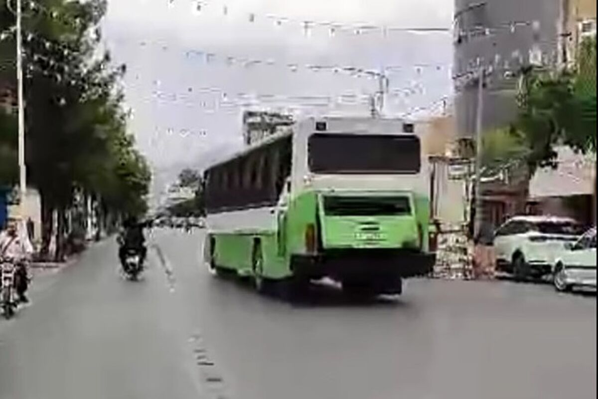 نوجوانی پشت فرمان اتوبوس شهری در کرمان نشست و حادثه‌ آفرید/ ویدئو