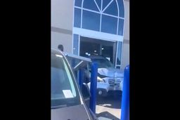 لحظه هولناک ورود ناگهانی خودرو به نمایندگی ماشین در لس آنجلس/ ویدئو