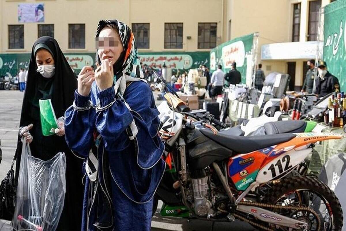 دستگیری زنی که با موتور تریاک‌فروشی می‌کرد