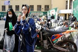 دستگیری زنی که با موتور تریاک‌فروشی می‌کرد