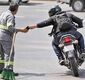 سارق موبایل پاکبان مشهدی دستگیر شد/ پشیمانم، غلط کردم/ ویدئو