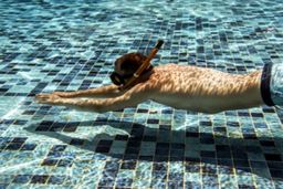 مرگ در استخر مجموعه ورزشی